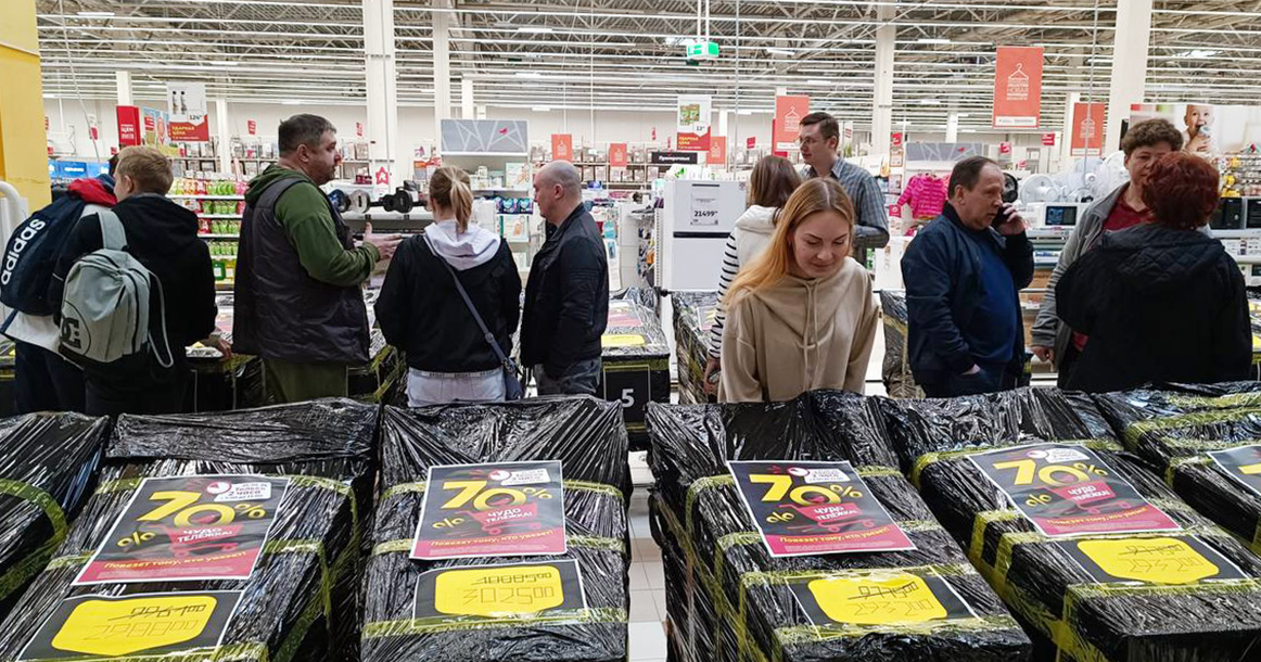 В «Ашанах» сегодня продавали тележки с товарами вслепую — покупатели не знали, что внутри