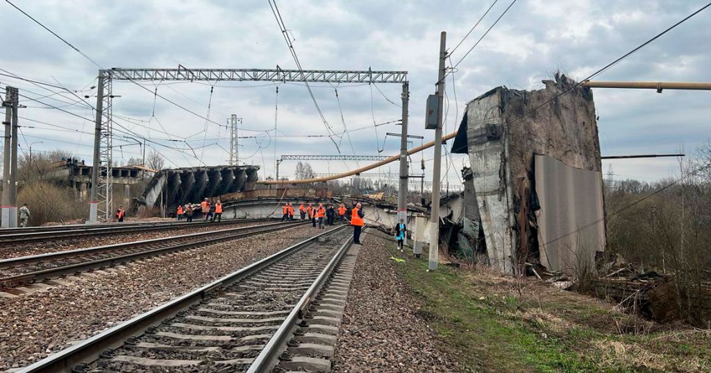 Трех пострадавших при обрушении моста в Вязьме доставили в Москву
