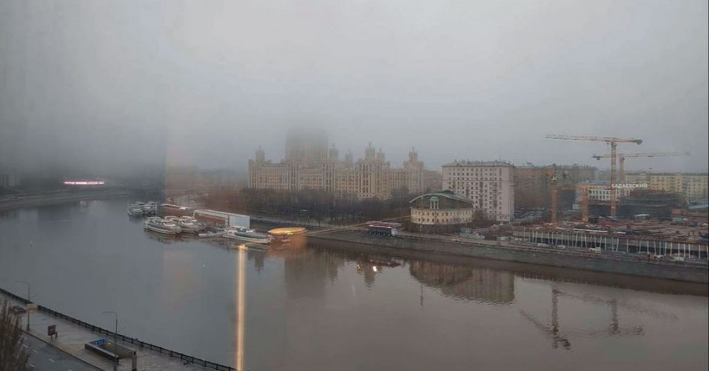 Сегодня утром Москву накрыл зловещий туман с видимостью до 200 метров