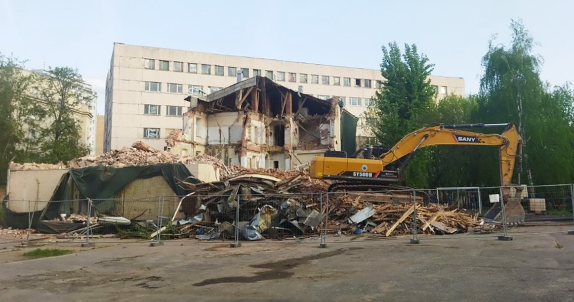 За выходные на Новой Басманной снесли исторический корпус Басманной больницы XIX века