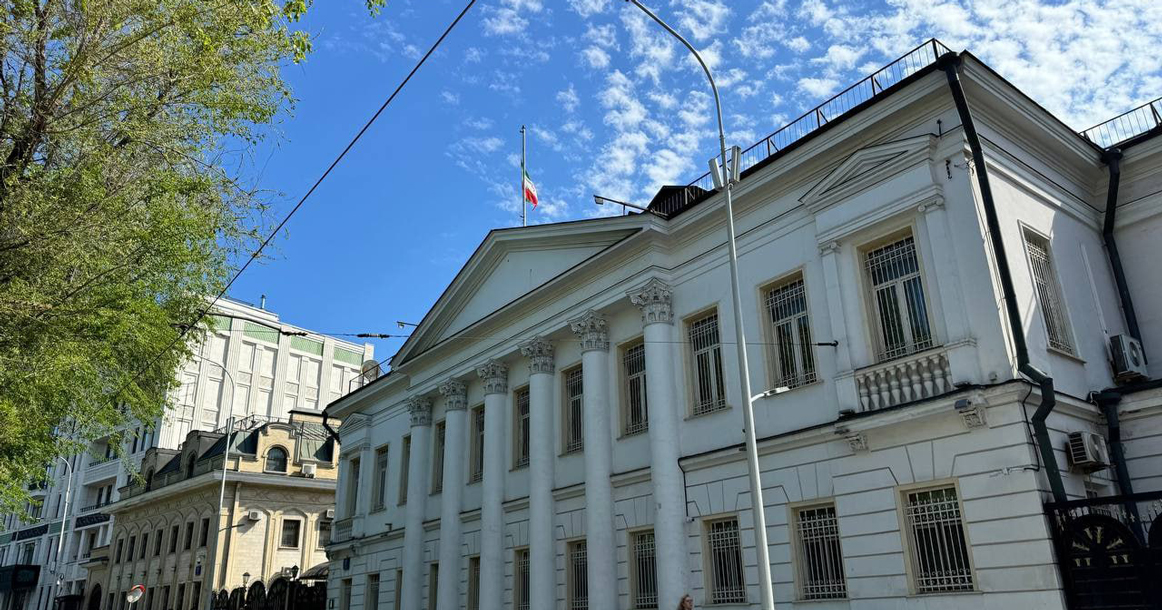 Посольство Ирана на Покровском бульваре приспустило флаг после гибели президента