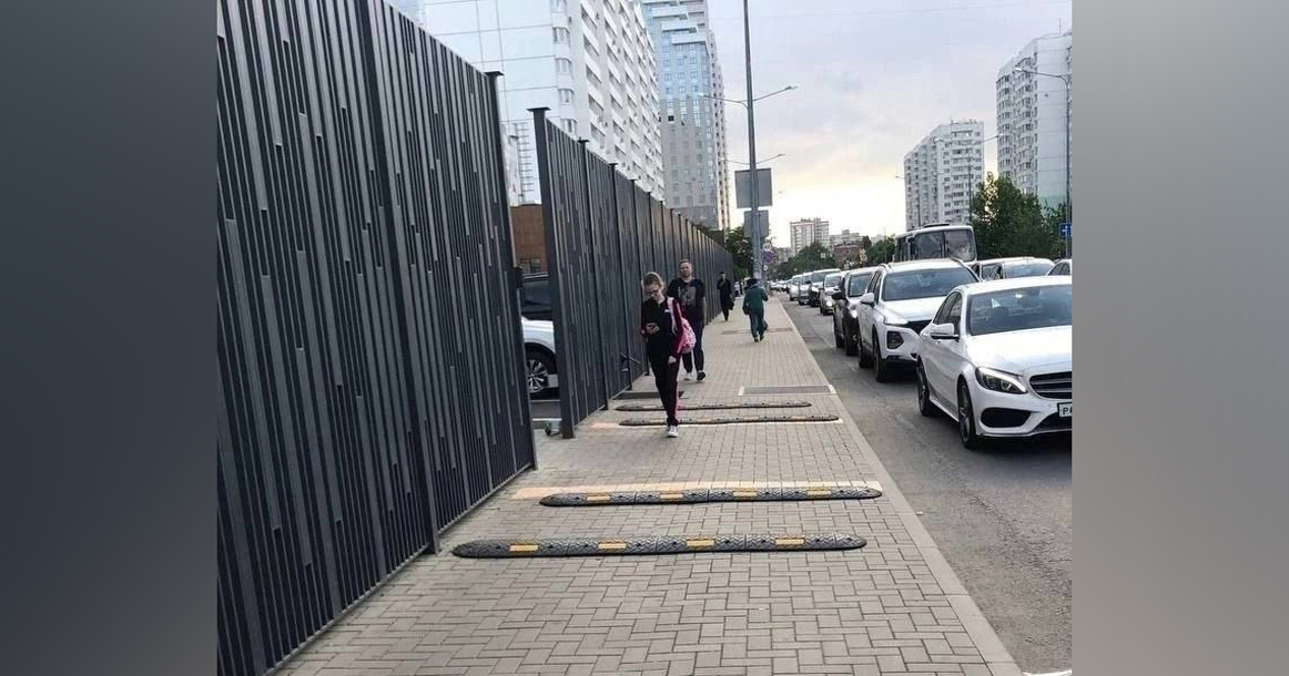На тротуарах в Выхино установили лежачих полицейских для борьбы с самокатчиками