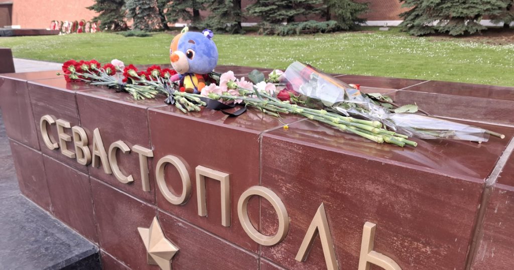 К стеле города-героя Севастополя в Александровском саду приносят цветы и игрушки