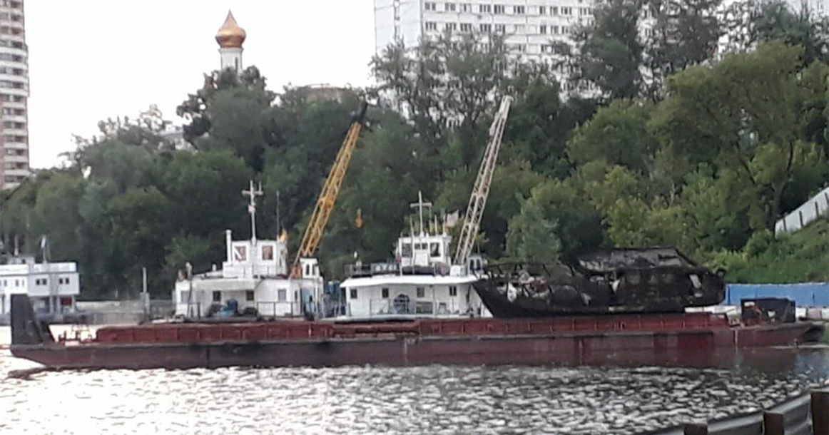 В Кожуховском затоне подняли затонувшее судно