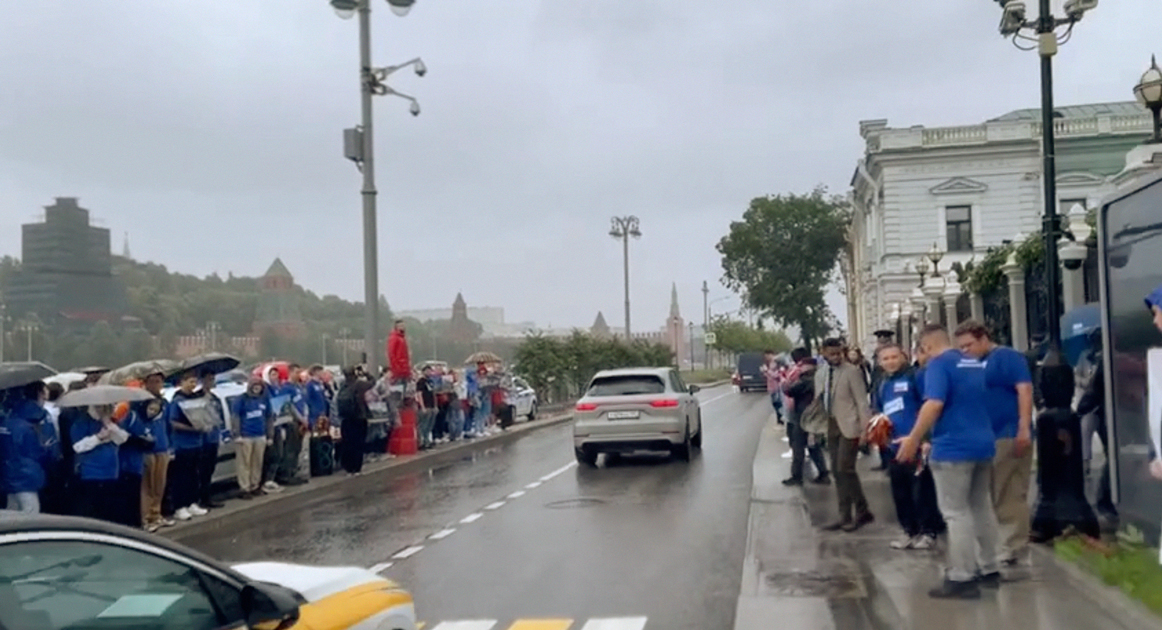 Активисты «Молодой гвардии» провели акцию против политики Великобритании у резиденции посла