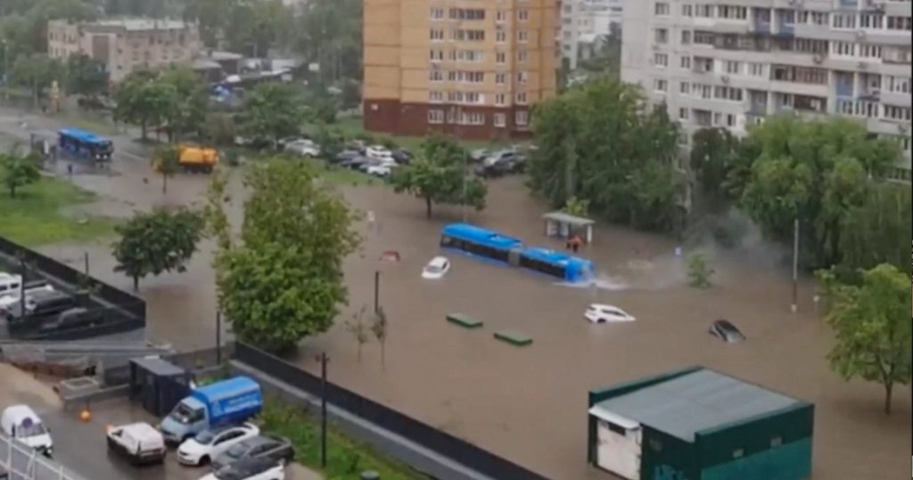 Москву снова затопило: по улицам плавают люди, машины и автобусы