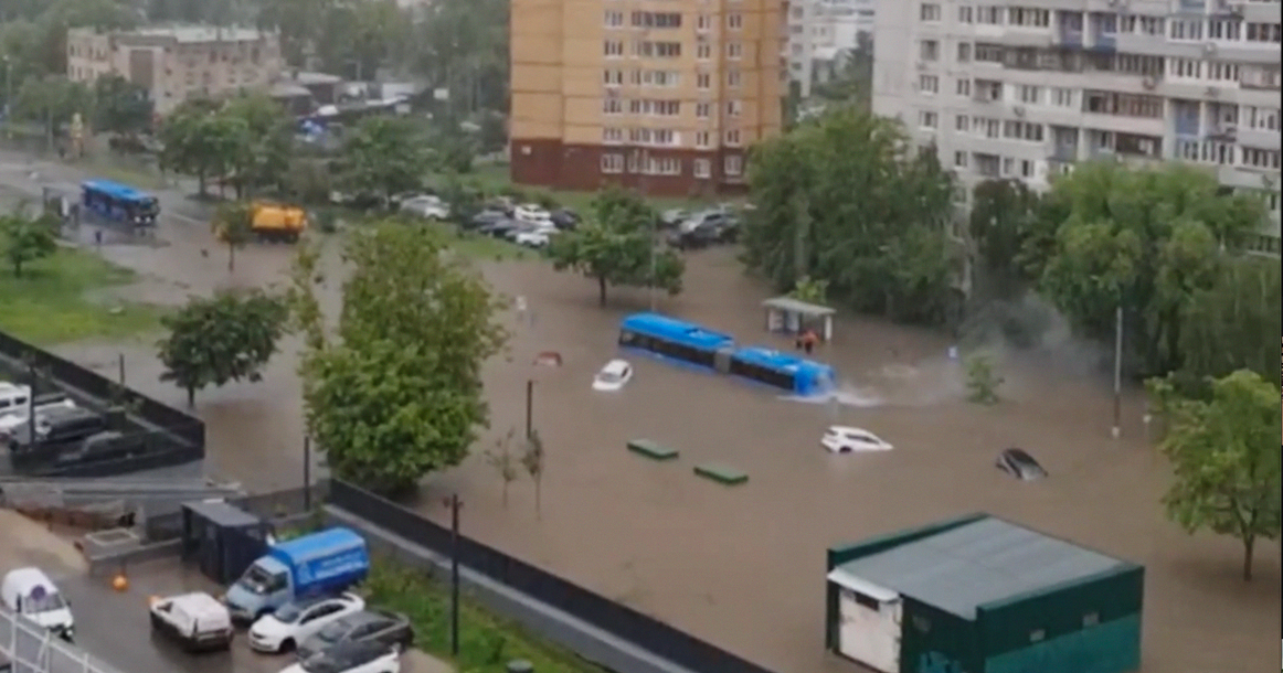 Москву снова затопило: по улицам плавают люди, машины и автобусы