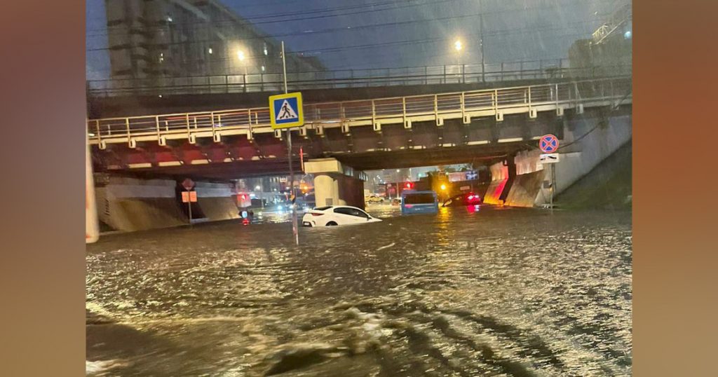 В ночной ливень людей с крыши утонувшего автобуса на «Окружной» доставали спасатели