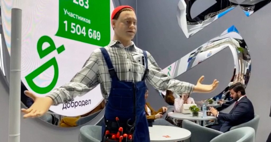 Робот Жека на ПМЭФ рассказывает анекдоты про коренных москвичей