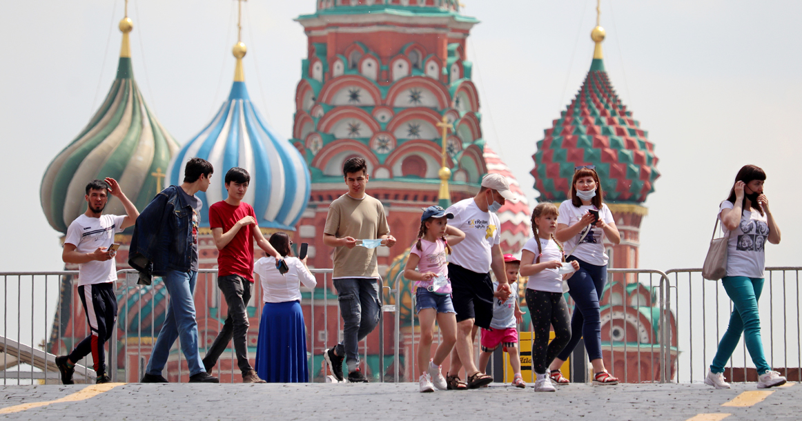 Больше всего летом москвичей раздражают туристы и самокатчики