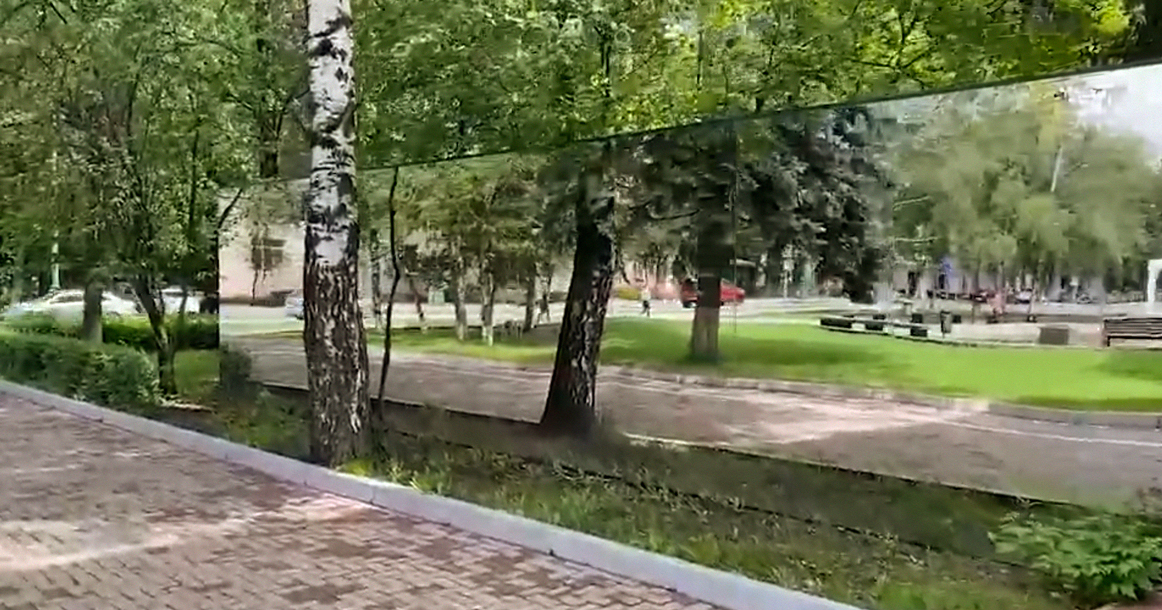 Вокруг здания администрации в Химках поставили зеркальный забор