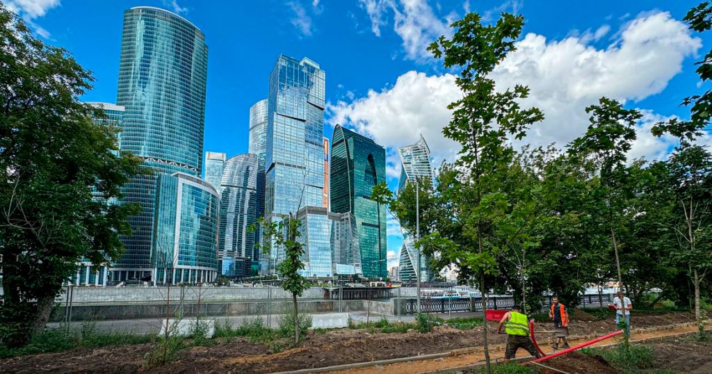 У причалов «Кутузовский» и «Сити-Багратион» появятся пешеходные зоны с цветниками