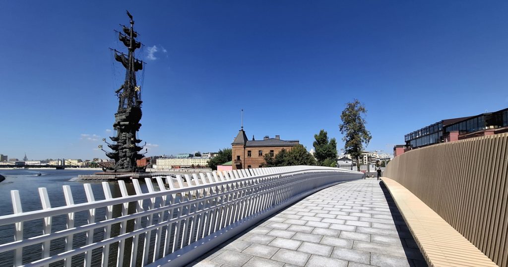 Наконец открыли пешеходный мост из «Музеона» на «Красный Октябрь»