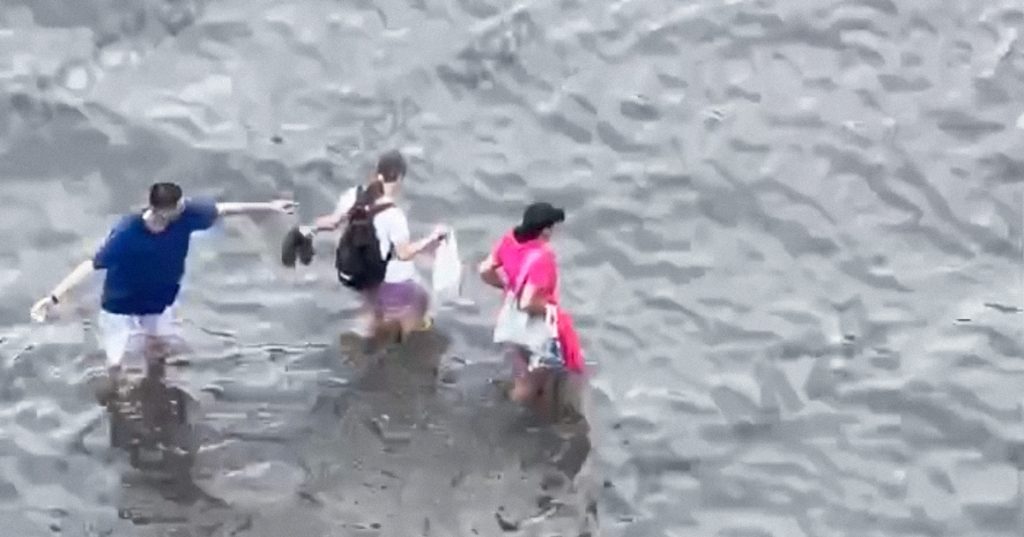 «Шли домой по колено в воде» и «прыгали под водопадом»: как москвичи пережили сегодняшний ливень