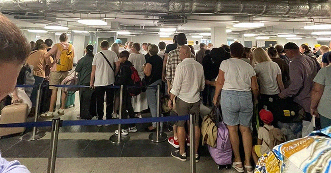 В Шереметьево снова огромные очереди — в аэропорту все объясняют пиками сезонных нагрузок