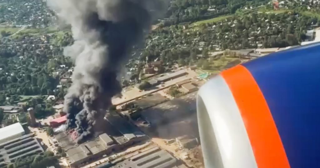 Пожар в цехе по производству керамических плит видно из окон самолетов, садящихся в Шереметьево
