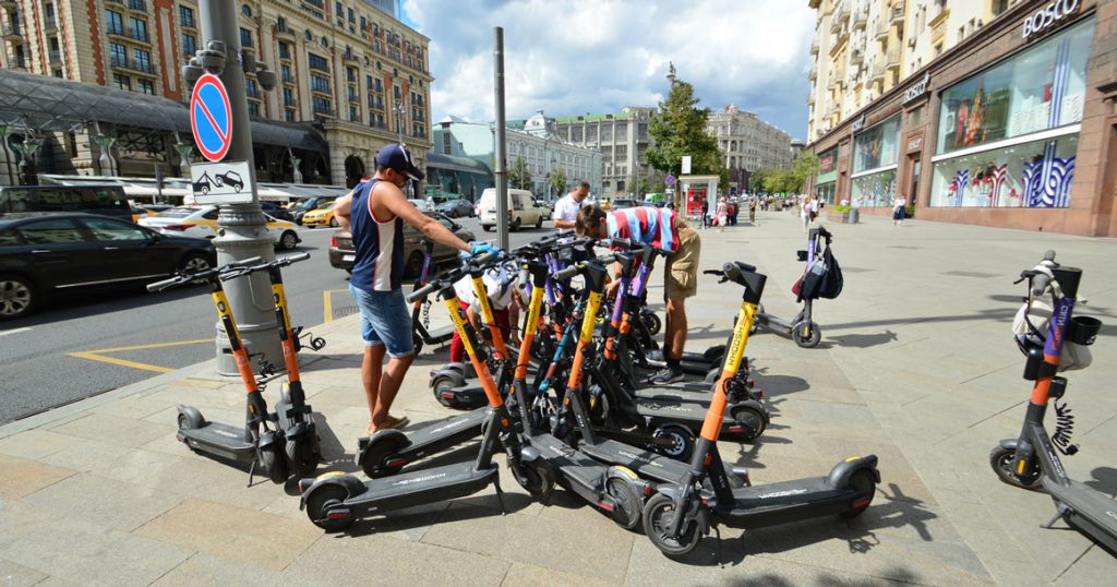 В Госдуме предложили организовать в Москве парковки для электросамокатов под специальным знаком