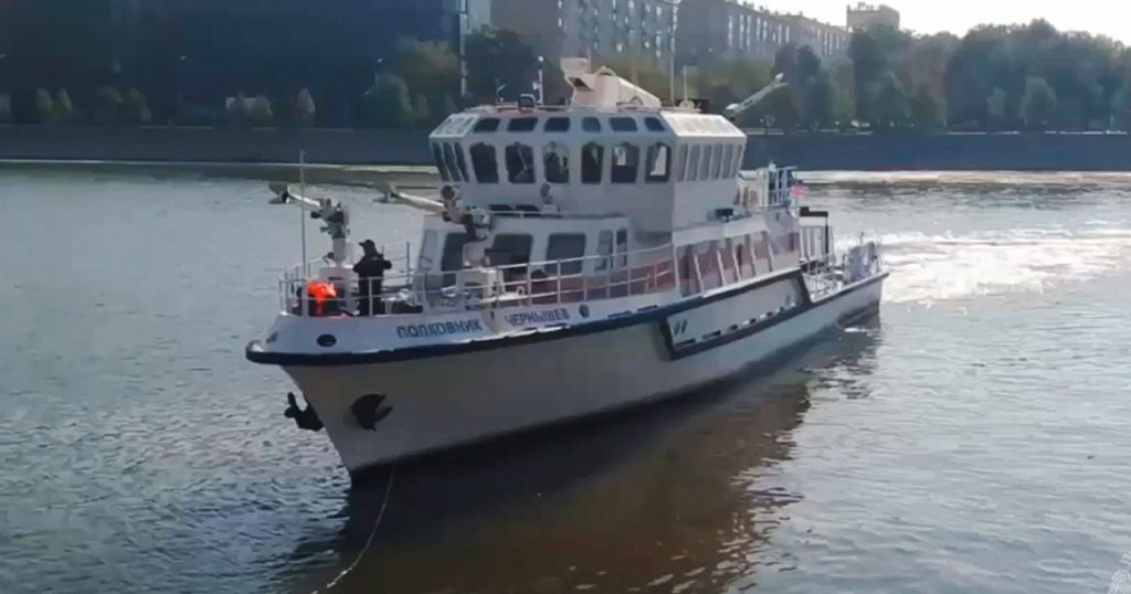 На Бережковской набережной пожарный корабль тушит административное здание