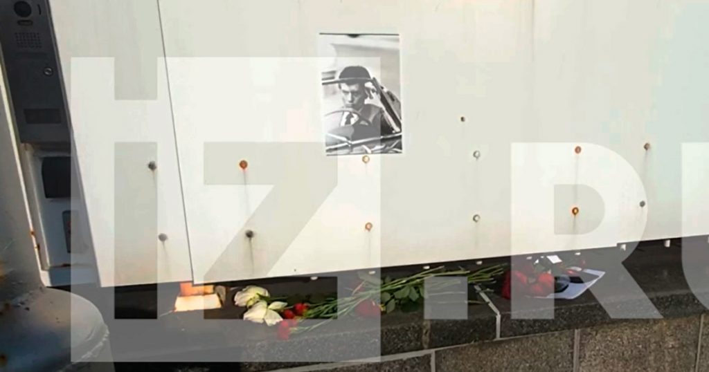 К посольству Франции в Москве несут цветы в память об Алене Делоне