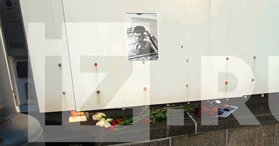 К посольству Франции в Москве несут цветы в память об Алене Делоне