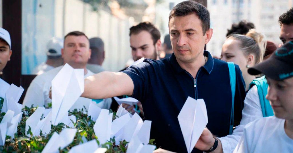 Посольство Франции в Москве закидали бумажными самолетиками в поддержку Павла Дурова