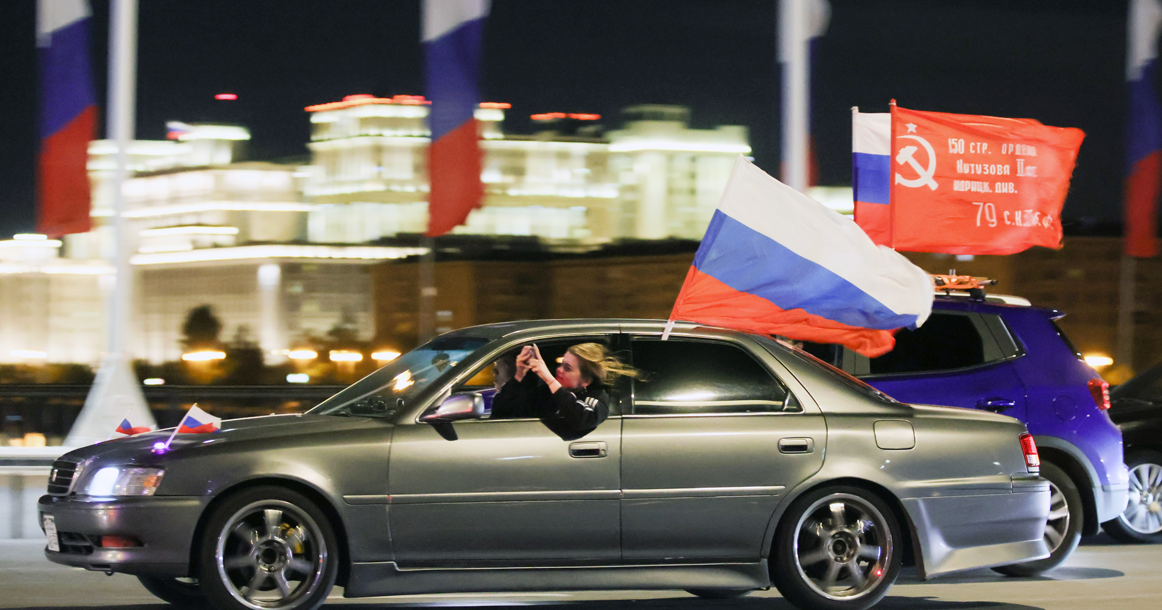 В ночном автопробеге по Садовому в честь Дня российского флага участвовали более 1000 машин