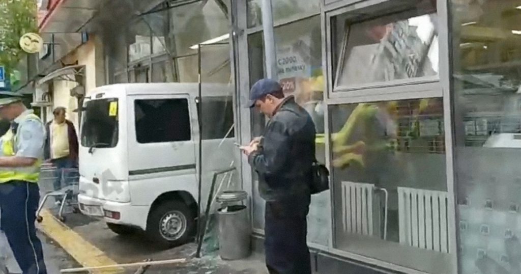 В Свиблово микроавтобус влетел в магазин и разбил витрину