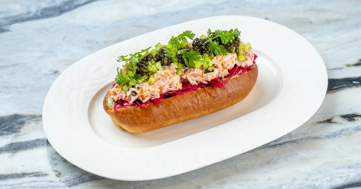Краб-дог с икрой и гребешок с колбасой в Atlantica Bistro на Цветном совсем вас не разорят