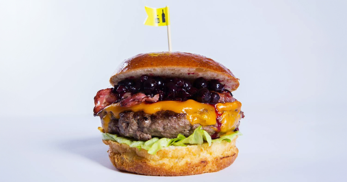 Петербургская сеть Buro Burgers на Усачевском подает свои бургеры с вареньем и сулугуни