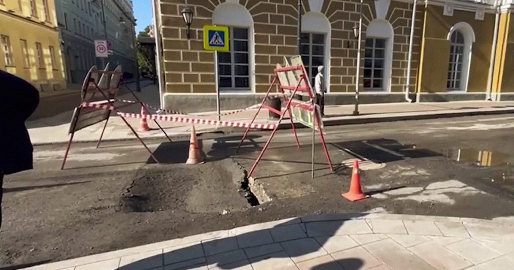 На Большой Никитской закрыли проезд из-за провала грунта — автобусы едут по тротуару