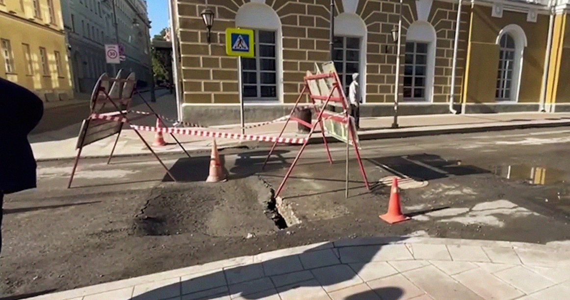 На Большой Никитской закрыли проезд из-за провала грунта — автобусы едут по тротуару