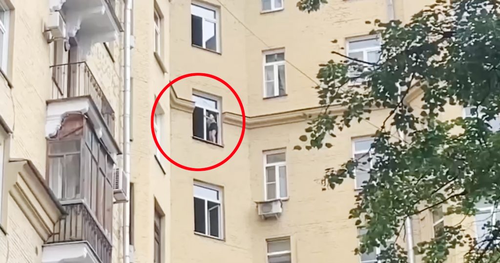На Кутузовском проспекте девушку уже 4 часа отговаривают от прыжка из окна