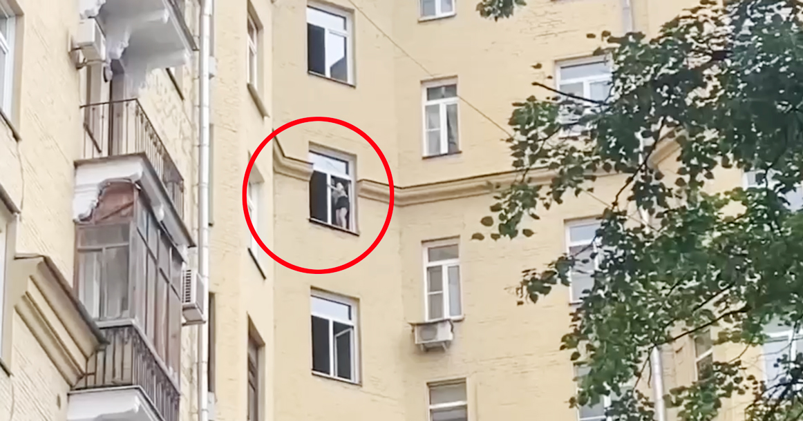 На Кутузовском проспекте девушку уже 4 часа отговаривают от прыжка из окна
