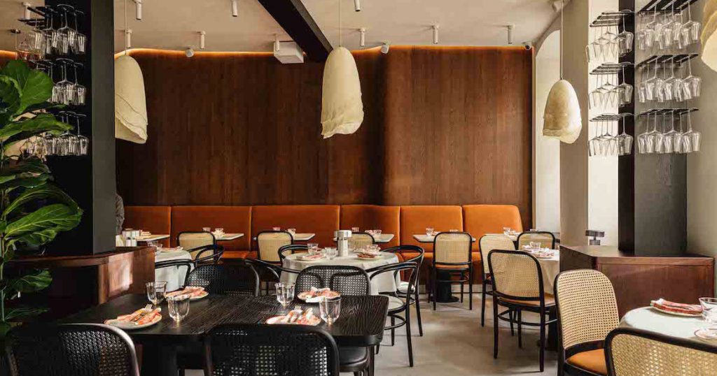 На Патриарших открылось рыбное Champagne Charlie’s bistro Глена Баллиса