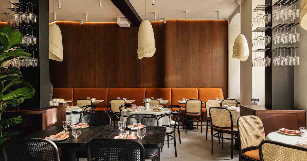 На Патриарших открылось рыбное Champagne Charlie’s bistro Глена Баллиса