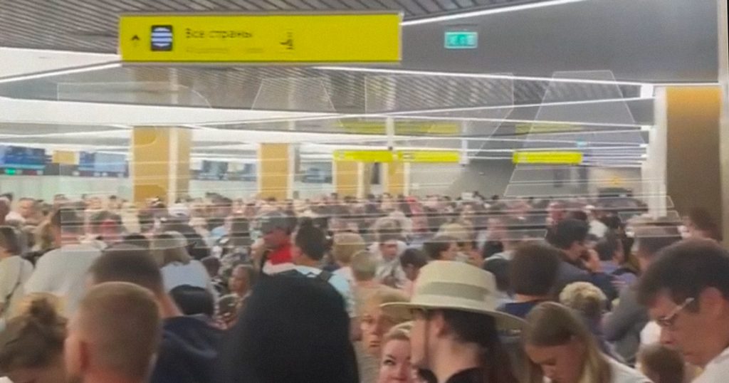 Сегодня люди часами стоят в очереди на паспортном контроле в Шереметьево
