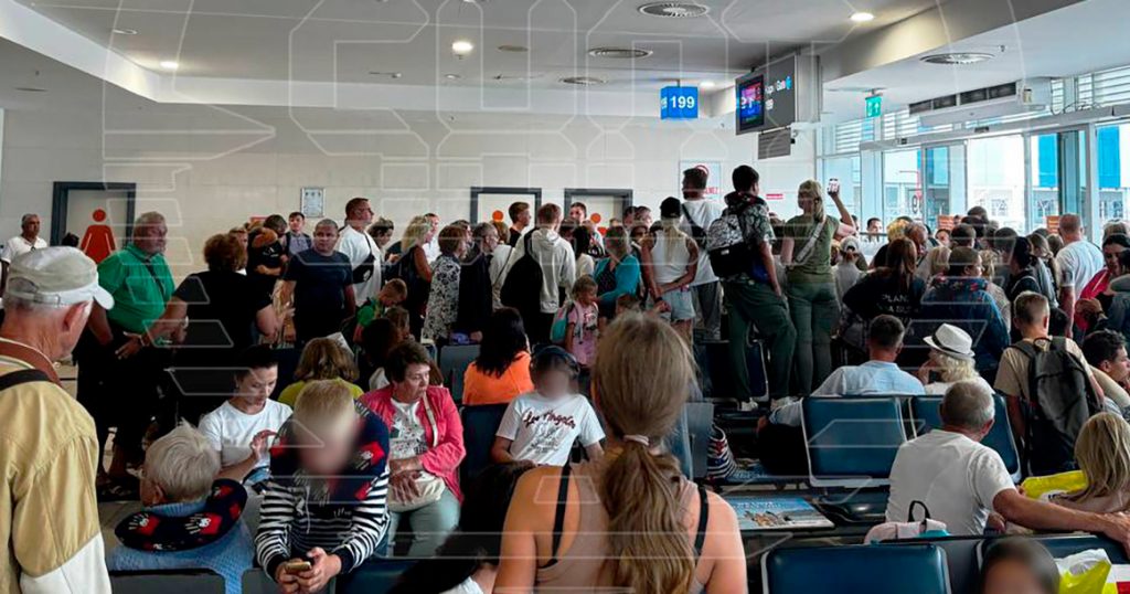 Более 150 российских туристов уже 15 часов не могут вылететь из Антальи в Москву