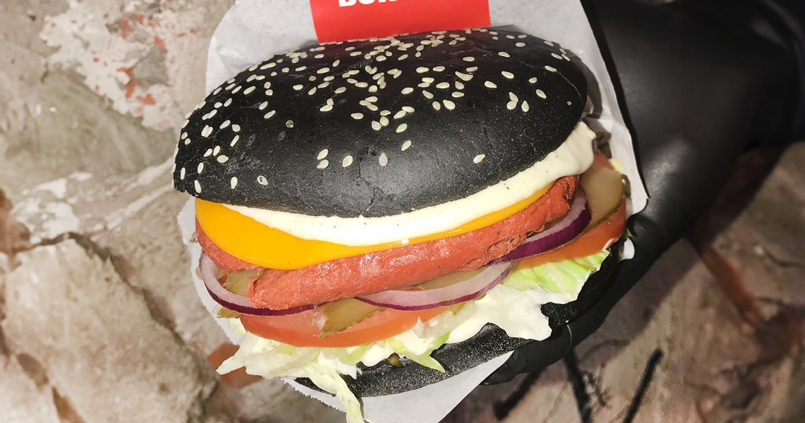 В веганском Complex Burger превращение говяжьих котлет в съедобные макеты можно считать удачным