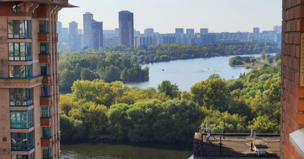 Вид из моего окна: на Москву-реку, огибающую голубой лентой Строгино