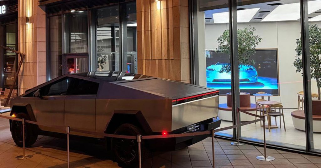 В салоне Tesla в Филях появился кибертрак, который можно взять на тест-драйв за 17 тыс. рублей в час