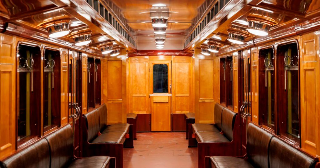 Посмотрите, как отреставрировали интерьер вагона метро 1927 года выпуска