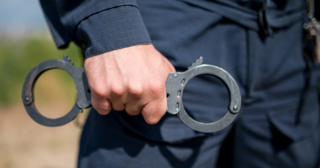 С 1 января охранники будут встречать детей на входе в школу с наручниками и дубинками