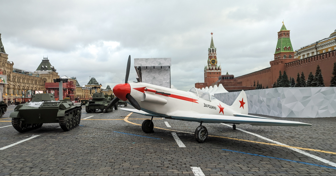 На Красной площади расставили историческую военную технику в честь парада 7 ноября 1941 года