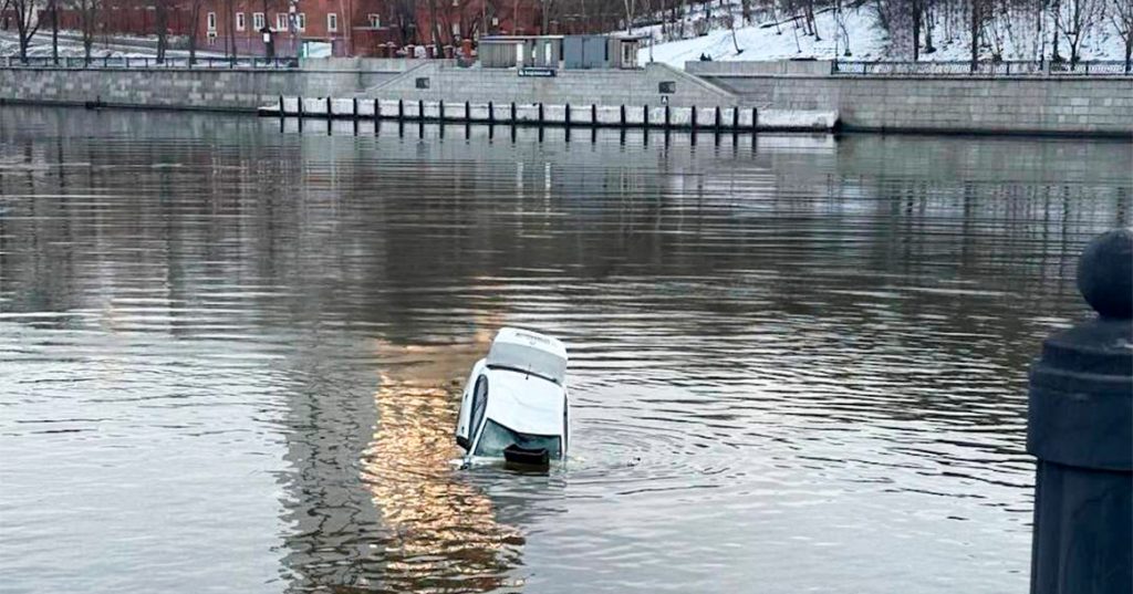 Автомобиль пробил бетонное ограждение Лужнецкой набережной и упал в Москву-реку