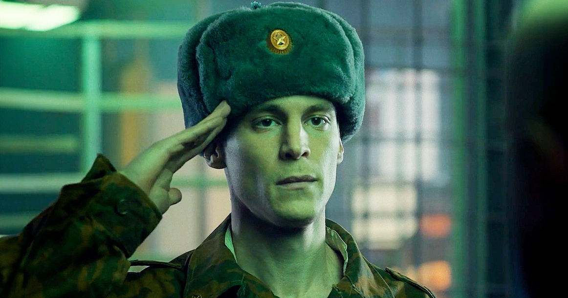 В «Аутсорсе» Иван Янковский — и кто-то мятущийся из Достоевского, и обаятельный черт-соблазнитель