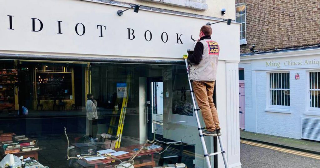Зависть москвича: в Лондоне открылся книжный магазин Idiot Books с книгами на русском языке
