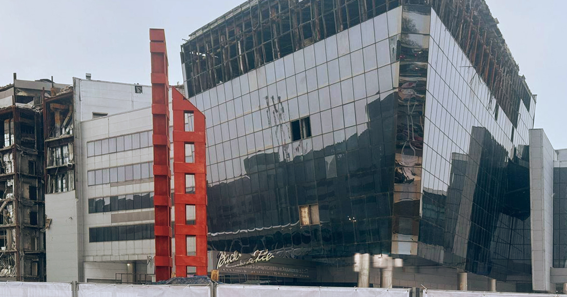 Перед зданием «Крокуса» началось строительство мемориала в память о жертвах теракта