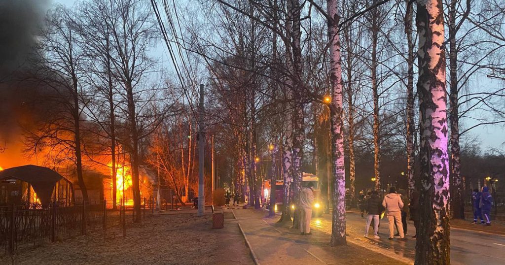 В парке «Сокольники» полыхает кафе