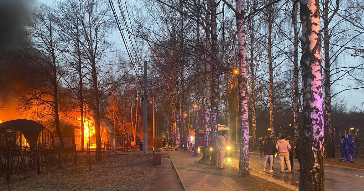 В парке «Сокольники» полыхает кафе