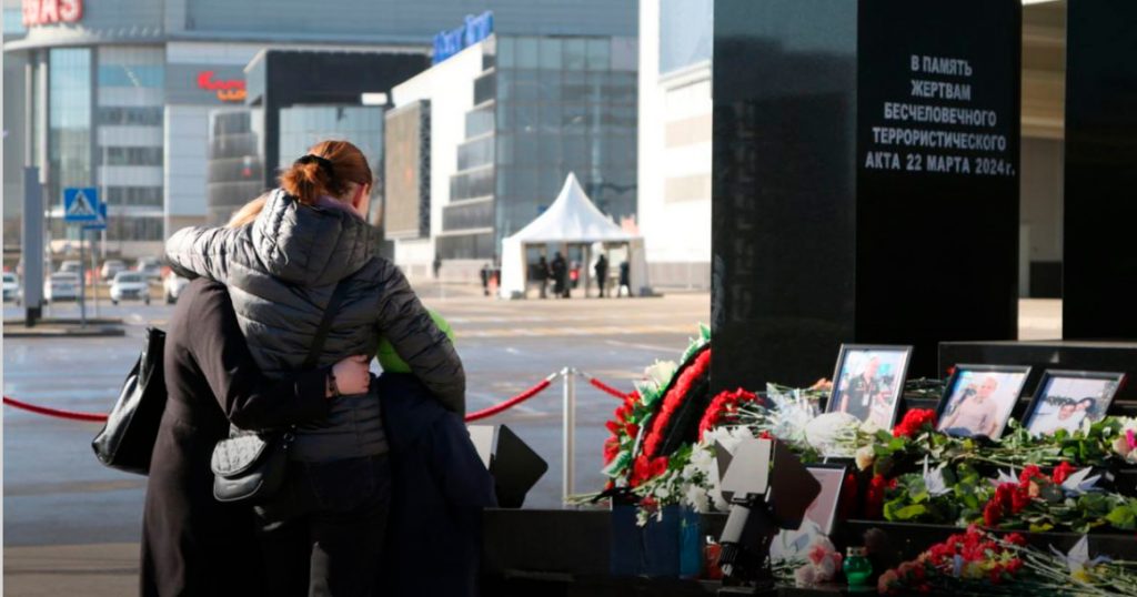 Москвичи несут цветы к мемориалу жертвам теракта в «Крокус Сити Холле»